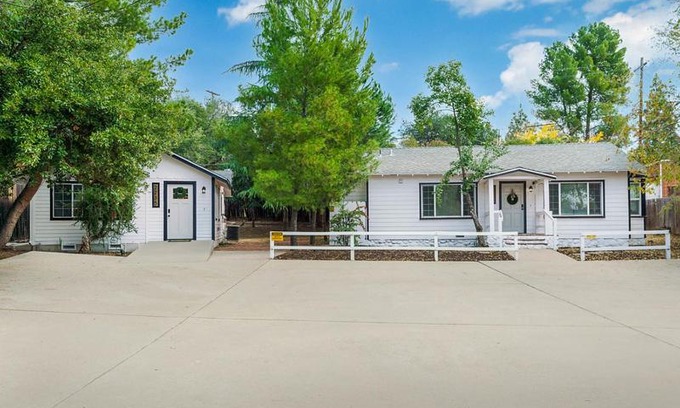 Alpine House | Cozy 2 Bedroom Guest Cottage - Pet and Child Friendly Retreat