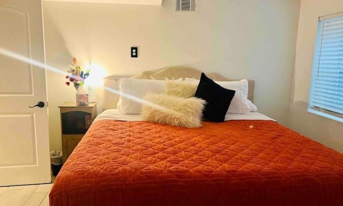Atlanta Apartment | Exceptional 2BR Apartment with King Bed & Projector