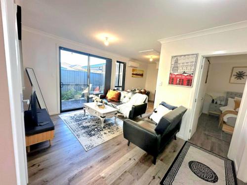 Oran Park Apartment | Cozy 2BR Hideaway: Pet & Child Friendly Retreat