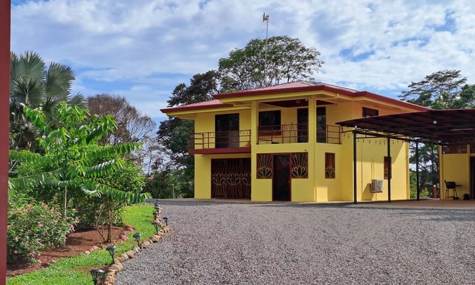 Quepos Bed & Breakfast | Spacious 2nd Floor Retreat: 3 Bedrooms for Up to 12 Guests!