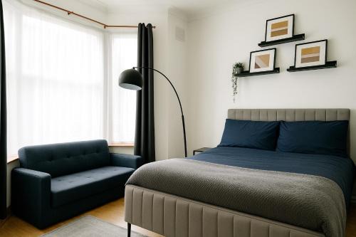 Edmonton Apartment | Cozy 3 Bedroom Home with Garden in London, Breakfast Included