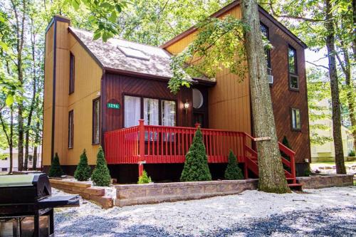 East Stroudsburg Ski Chalet | Adventure Chalet: 3 Bedrooms with Pet-Friendly Amenities