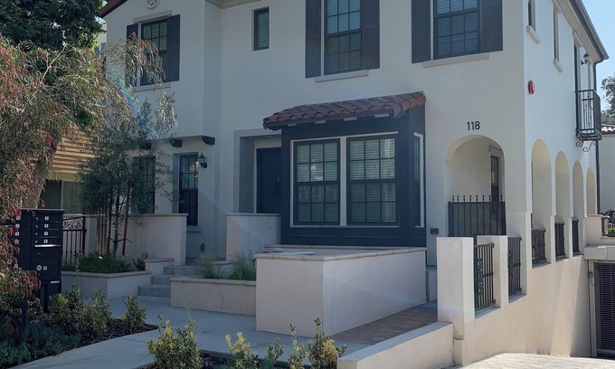 Mid Central Condo | Pet-Friendly 3Bds Condo with Private Parking in Pasadena