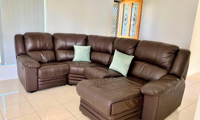 Kin Kora House | Convenient 4 Bedroom Home Near City and Airport - Wicks