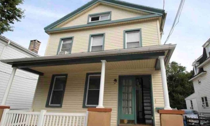 Mill River Apartment | Spacious 6 Bedroom Home for 14 in Central New Haven