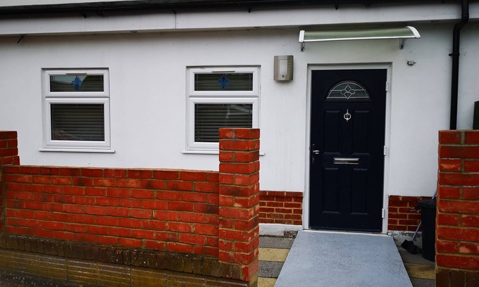 Fairlop House | Perfect Getaway: Entire Annex with Kitchen, Rated 10/10