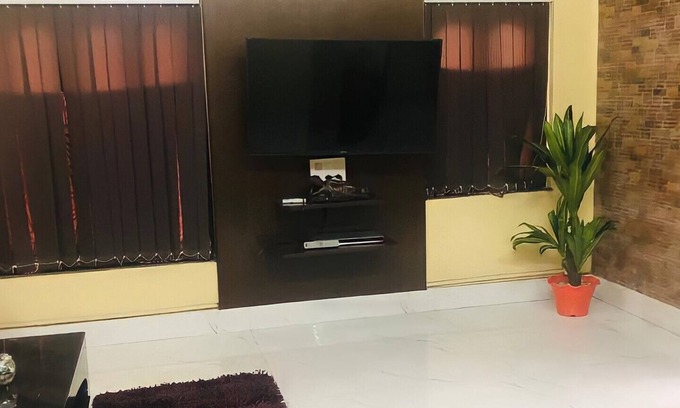 Tollygunge House | Central Apartment with Kitchen and Breakfast in Tollygunge