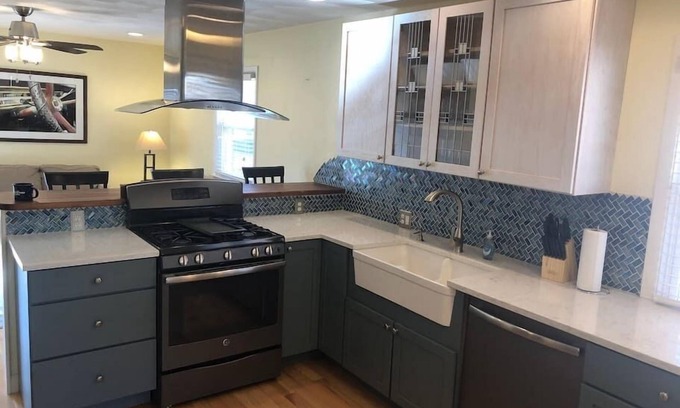Springfield Apartment | Stylish 2 Queen Bed Apartment Near Downtown with Breakfast