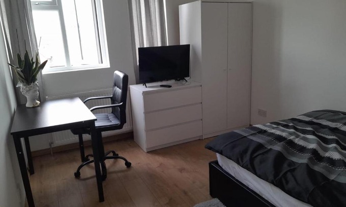 Harrow Apartment | Cozy Apartment for 4 by Sudbury Hill Tube Station