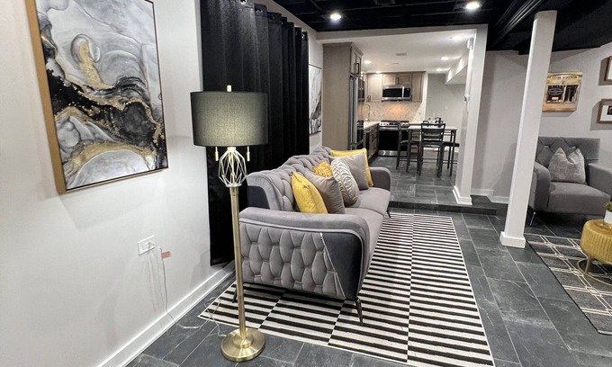 Washington Park Apartment | Cozy Apartment in Chicago with Pool and Pet-Friendly Perks
