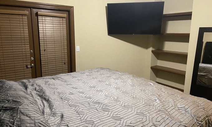 Houston Apartment | Cozy 1BR Apartment with Private Balcony in Southwest Houston