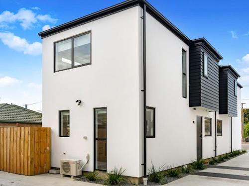 Linwood Apartment | Modern Brand New Home: Family-Friendly 4-Star Retreat