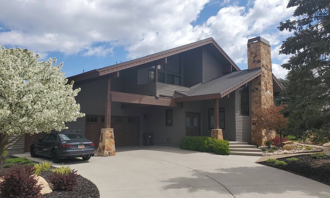 Park Meadows House | Entire central PC mountain house. Free shuttle bus to all Park City locations.