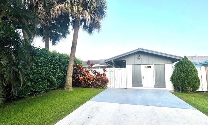 Hunt Club Villa | Ideal Central Retreat: 3BD/2BTH near Beaches & Shopping