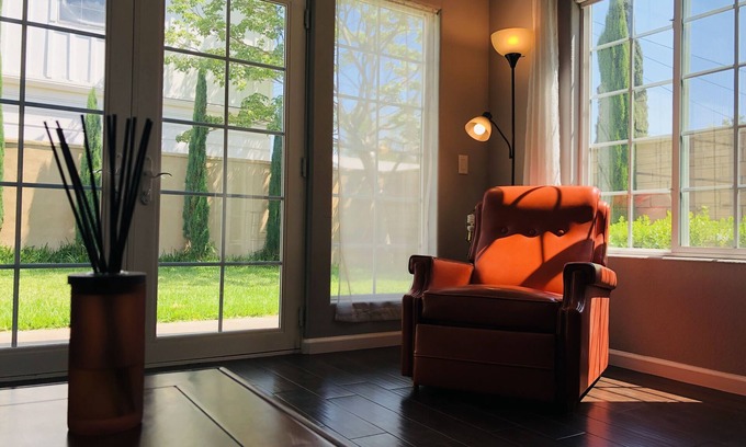 Anaheim Colony Historic District House | Stylish Guest House with Kitchen & Breakfast - 10/10 Rating