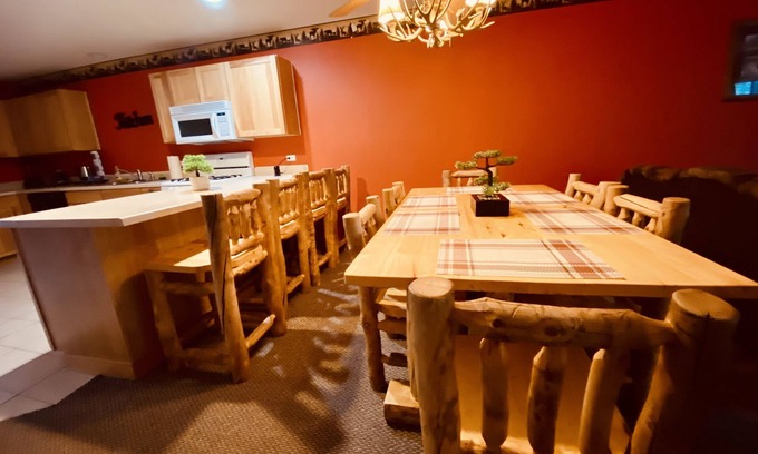 Oglesby Cabin | Cozy Villa Steps from Starved Rock - Rated 9.8/10!