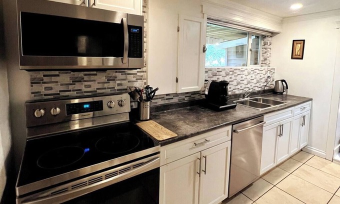 District of North Vancouver House | Pet-Friendly Guest Suite in North Vancouver - Rated 10/10
