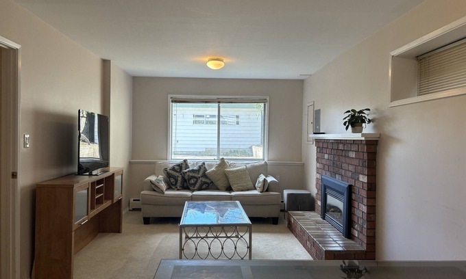 Dunbar House | Cozy Guest Suite in Vancouver: Spa, Breakfast & Family-Friendly