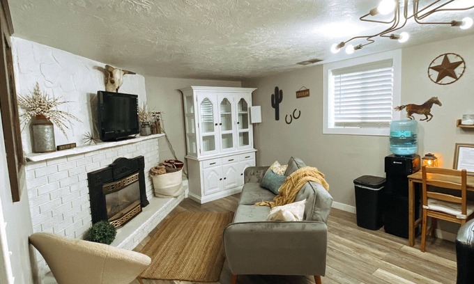 Roy House | Cozy Guest Suite with Hot Tub Near Scenic Mountains
