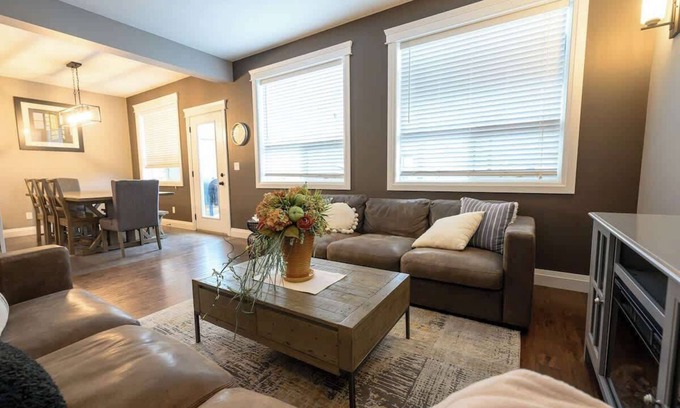 Grande Prairie House | Entire Home 4Bd 3.5Bath | WIFI | Smart TVs