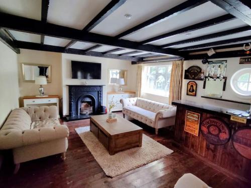 Knockaderry Cross Roads House | Ideal Family Retreat at Ballysax House with Pet-Friendly Perks