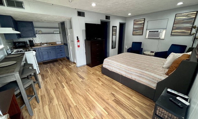 Airport Township Apartment | Convenient Guest House Near Airport with Pool & Spa