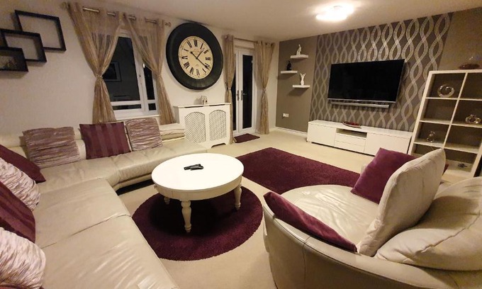Cribbs Causeway House | Beautiful Home in Cheswick Village - Perfect for Families