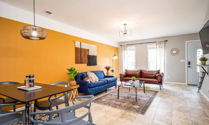 Norcross House | Cozy 2-Bedroom Townhouse with Spa & Breakfast Included
