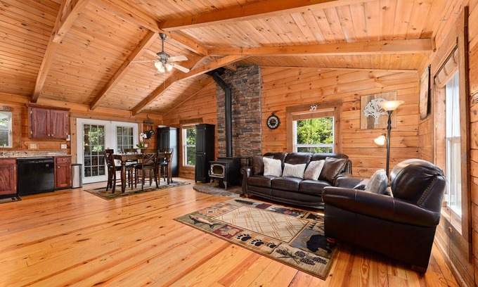 Johnson County House | Tranquil 2-Bedroom Retreat on Expansive 6-Acre Grounds