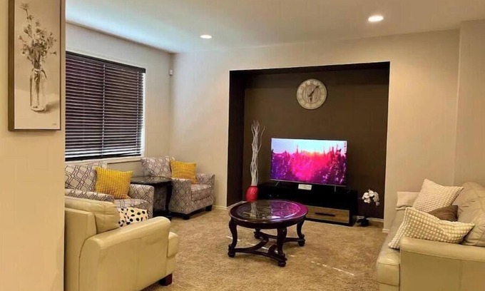Winnipeg House | Entire home - Roomy 4 bedroom House
