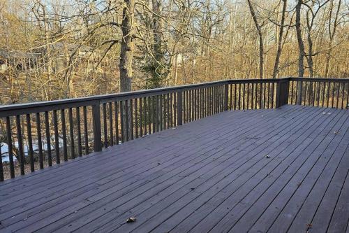 Nixa House | Cozy Home with Free Wi-Fi, Garage, Deck & Pet-Friendly Yard