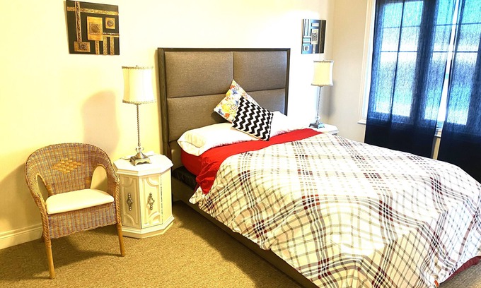 Welland House | Spacious 3-Bed House Steps from Niagara Falls & Colleges