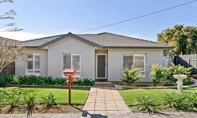 South Brighton House | Brighton Gem: Ocean View, Wifi, Nespresso & Beach Vibes