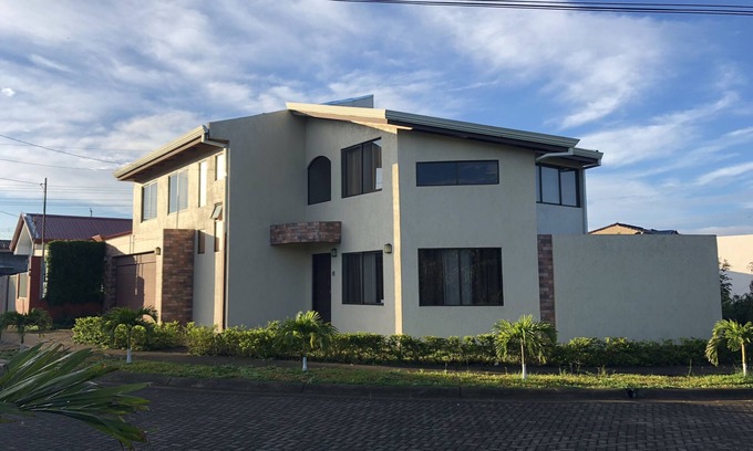 San Joaquin de Flores House | Beautiful 4BD Entire House with Spa & Breakfast, Near Airport