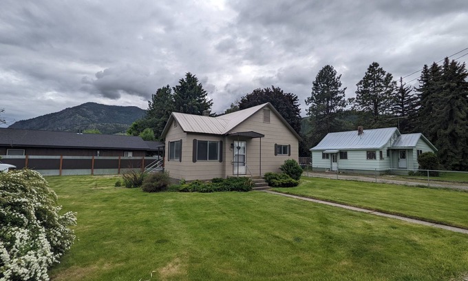 Twisp House | Experience the Entire House in Twisp with Top Amenities