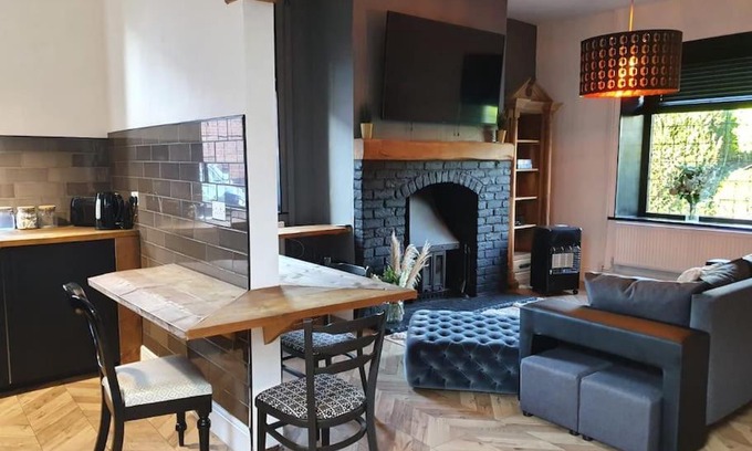 Rochdale House | Cozy Entire House in Rochdale/Bamford - Family-Friendly Stay