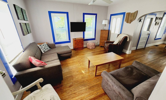 Port Clinton House | Entire house- Walk to downtown Port Clinton or Jet Express