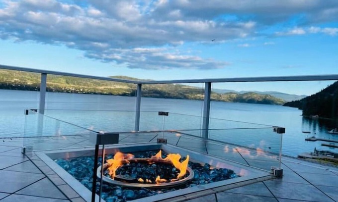 Central Okanagan House | Beautiful Waterfront Home with Private Beach and Dock