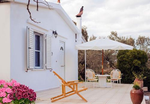 Galatas House | Cozy Beachside Retreat with Garden, Steps from the Ocean