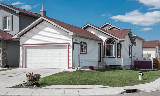 Calgary House | Spacious 7BR House Near Airport, Shops & Family-Friendly Perks