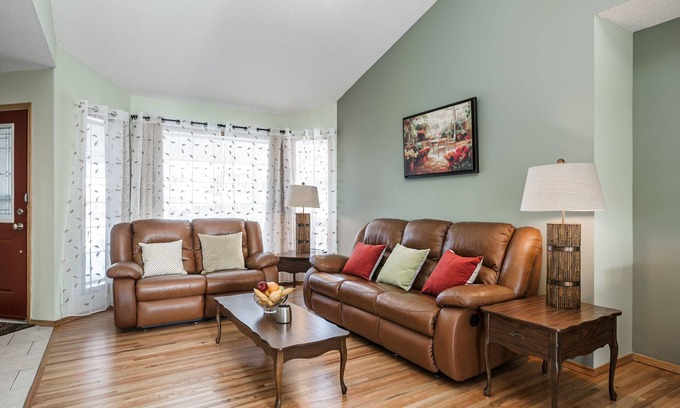 Country Hills House | Spacious 8-Bedroom House Near Airport with Breakfast