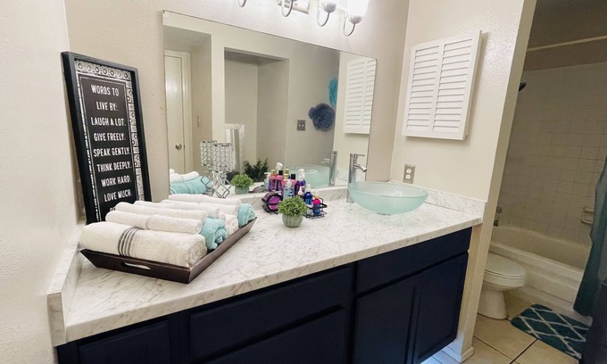 Greater Fondren Southwest Condo | Urban Oasis Retreat with Pool and Family-Friendly Amenities