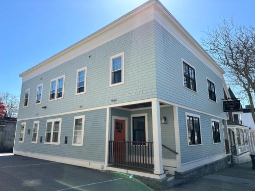 Newport House | Modern Boutique Inn with 7 Baths - Pet Friendly & Family Accommodations