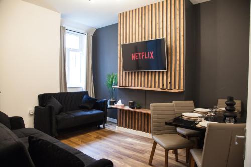 Belle Vue House | Modern Home Near Peak District - Guest Rated 9.8/10
