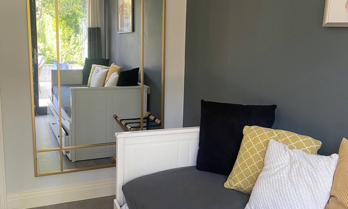 Pinner South House | Inviting Annexe Apartment with Garden, Kitchen & WiFi