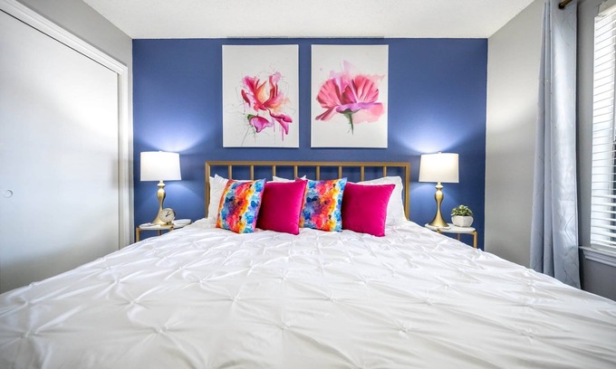 South Arlington Apartment | Pet-Friendly Retreat with Wi-Fi, Pool & 4K TV Amenities