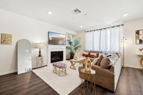 Sun City Villa | Modern 5-Bedroom Retreat with Gated Yard for Families