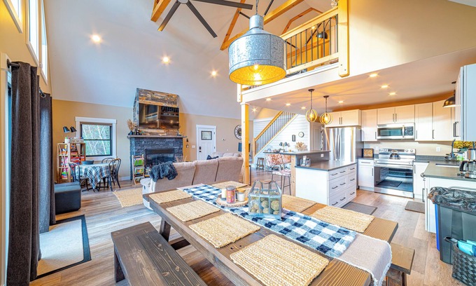 Bethel Ski Chalet | Guest Rated 10/10: Cozy Modern Farmhouse Retreat