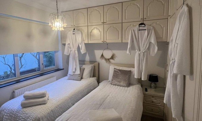 Westcliff-on-Sea House | Indulge in a Private Pool Oasis with Ocean Views