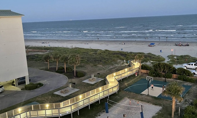 Galveston Resort | Relaxing Beachfront Condo with Infinity Pool & Hot Tub